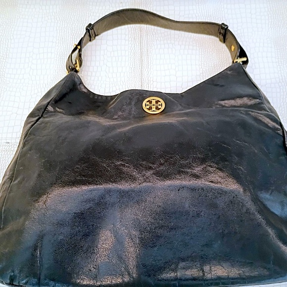 Rare Close to New Classic Torey Burch Large Shoulder Bag is crafted in Crinkled - Picture 3 of 16